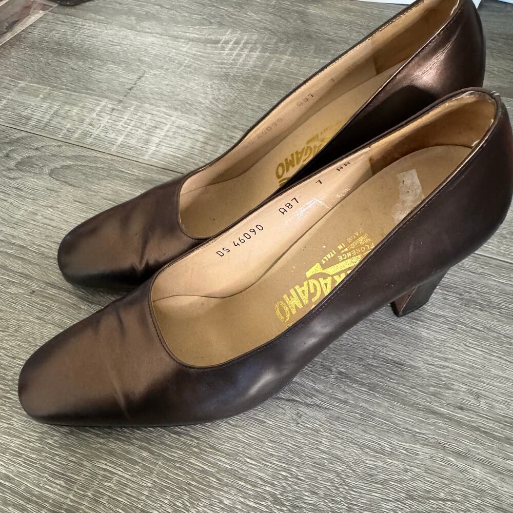 Salvatore Ferragamo Size 7 Bronze Metallic Block Heel Pumps Made in Italy - Picture 3 of 15